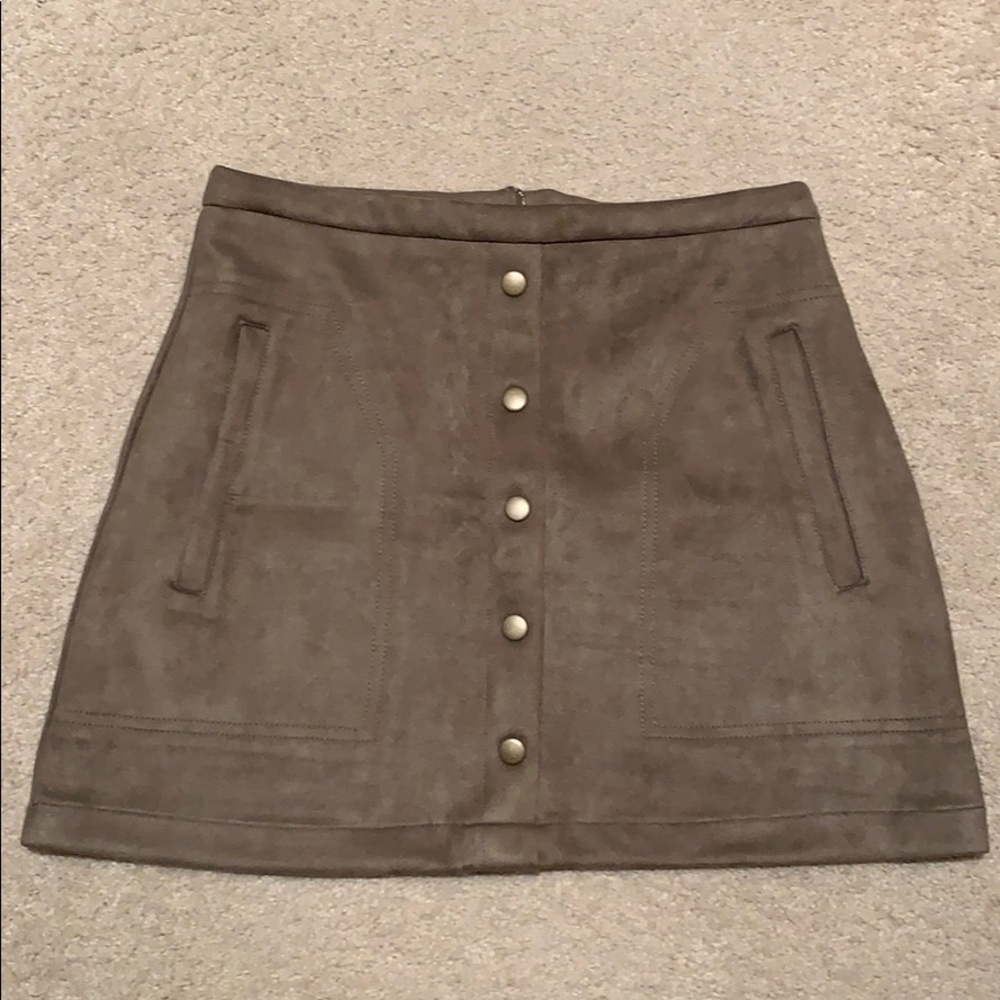 Button up skirt with usable pockets